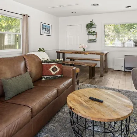 Cozy Bungalow Home In The Heart Of Stowe Village
